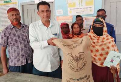 শিবগঞ্জে ভিজিডি’র চাল পেল উপকারভোগীরা